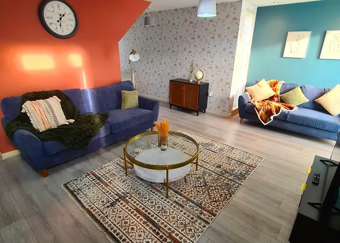 3 Bed House Etihad Stadium, Coop Live Private Parking With Optional Hot Tub