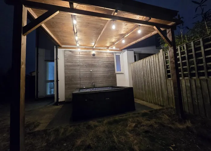 3 Bed House Etihad Stadium, Coop Live Private Parking With Optional Hot Tub