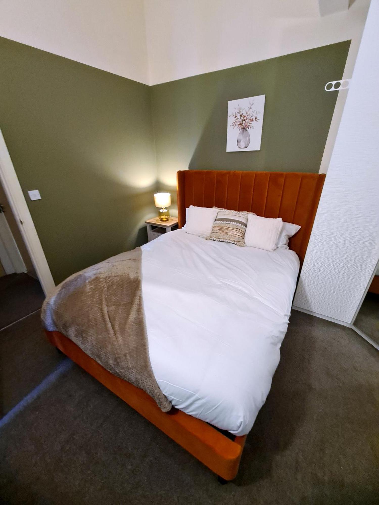 3 Bed House Etihad Stadium, Coop Live Private Parking With Optional Hot Tub