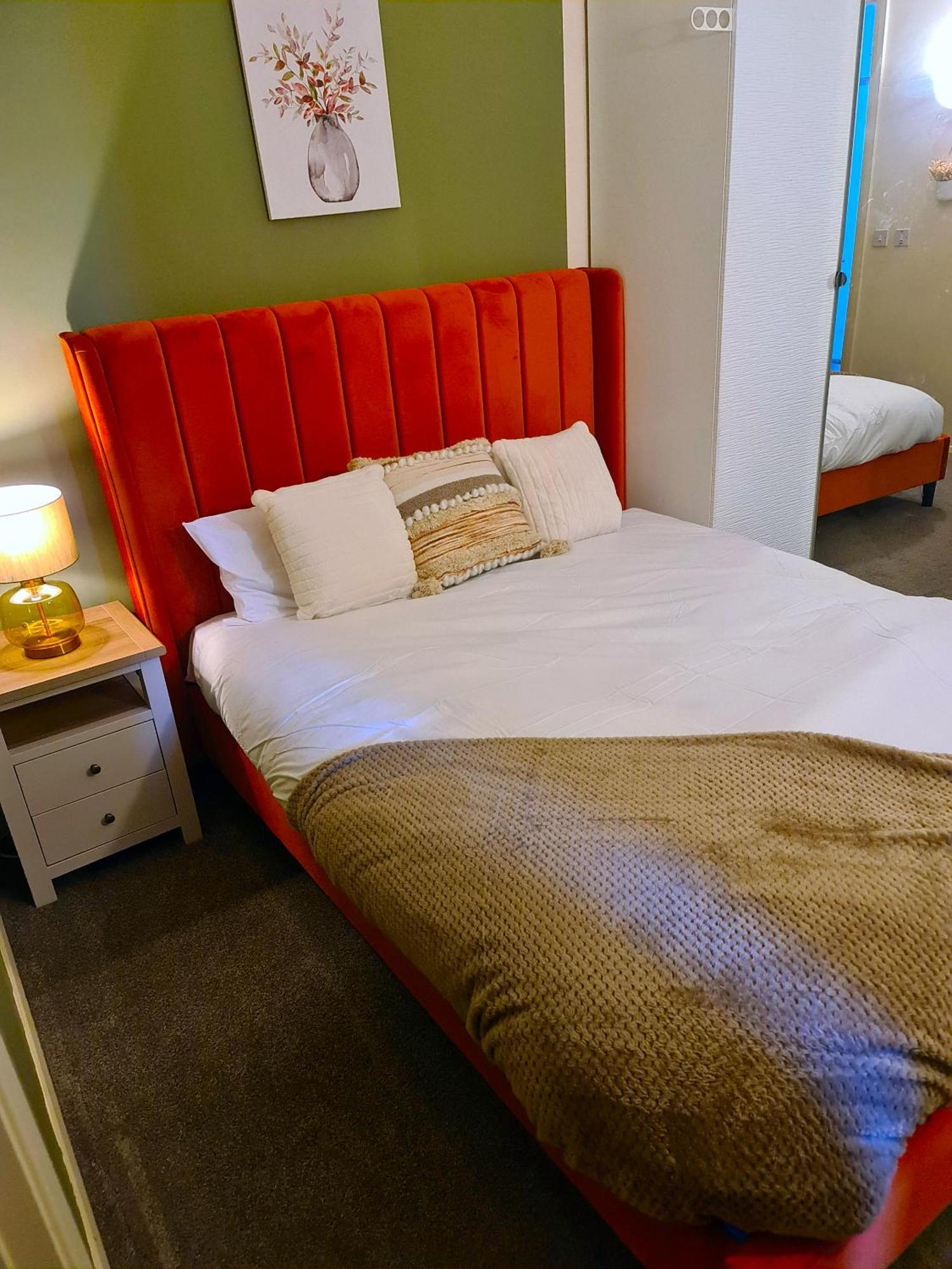 3 Bed House Etihad Stadium, Coop Live Private Parking With Optional Hot Tub Holiday home Manchester