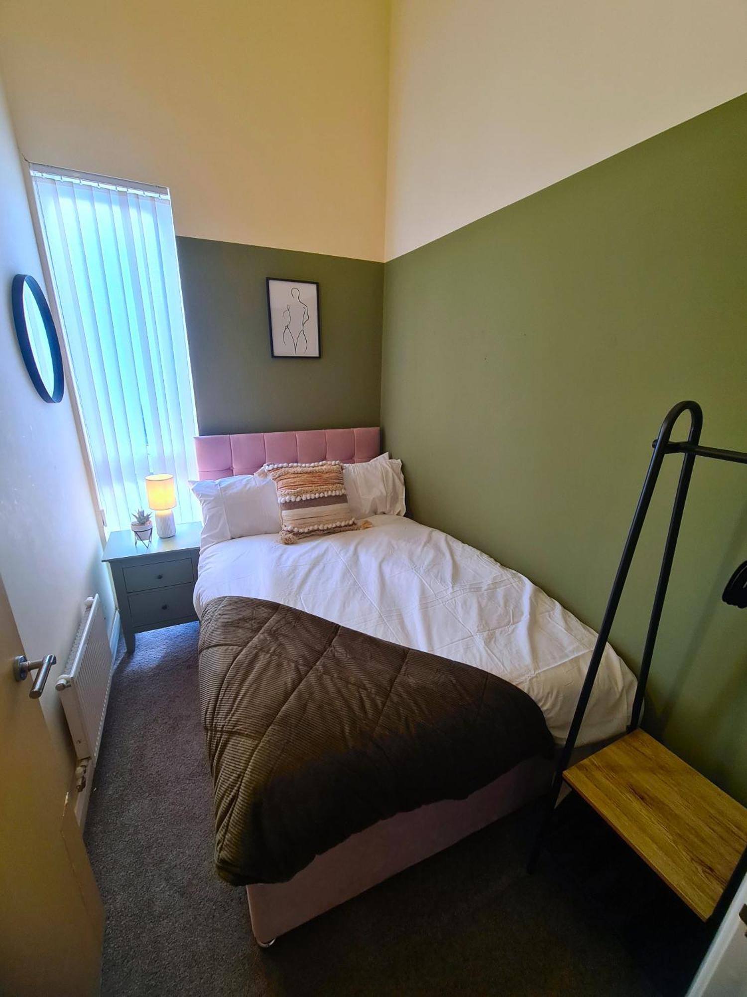 3 Bed House Etihad Stadium, Coop Live Private Parking With Optional Hot Tub *
