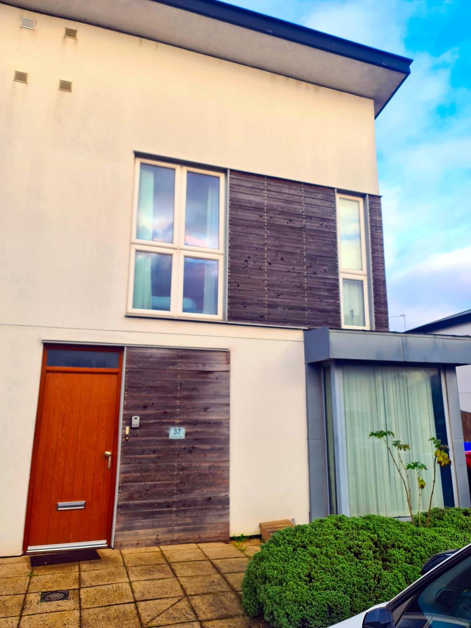 3 Bed House Etihad Stadium, Coop Live Private Parking With Optional Hot Tub Holiday home Manchester