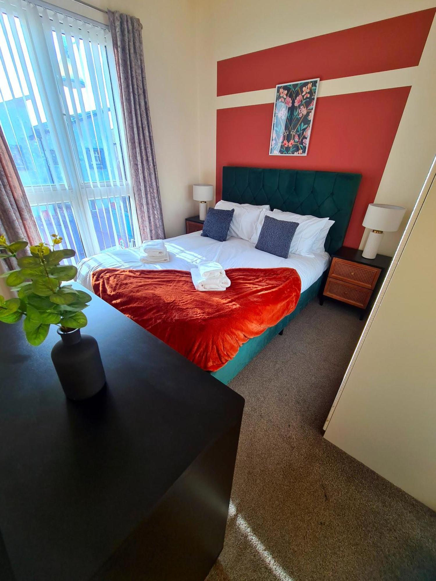 Holiday home 3 Bed House Etihad Stadium, Coop Live Private Parking With Optional Hot Tub Manchester