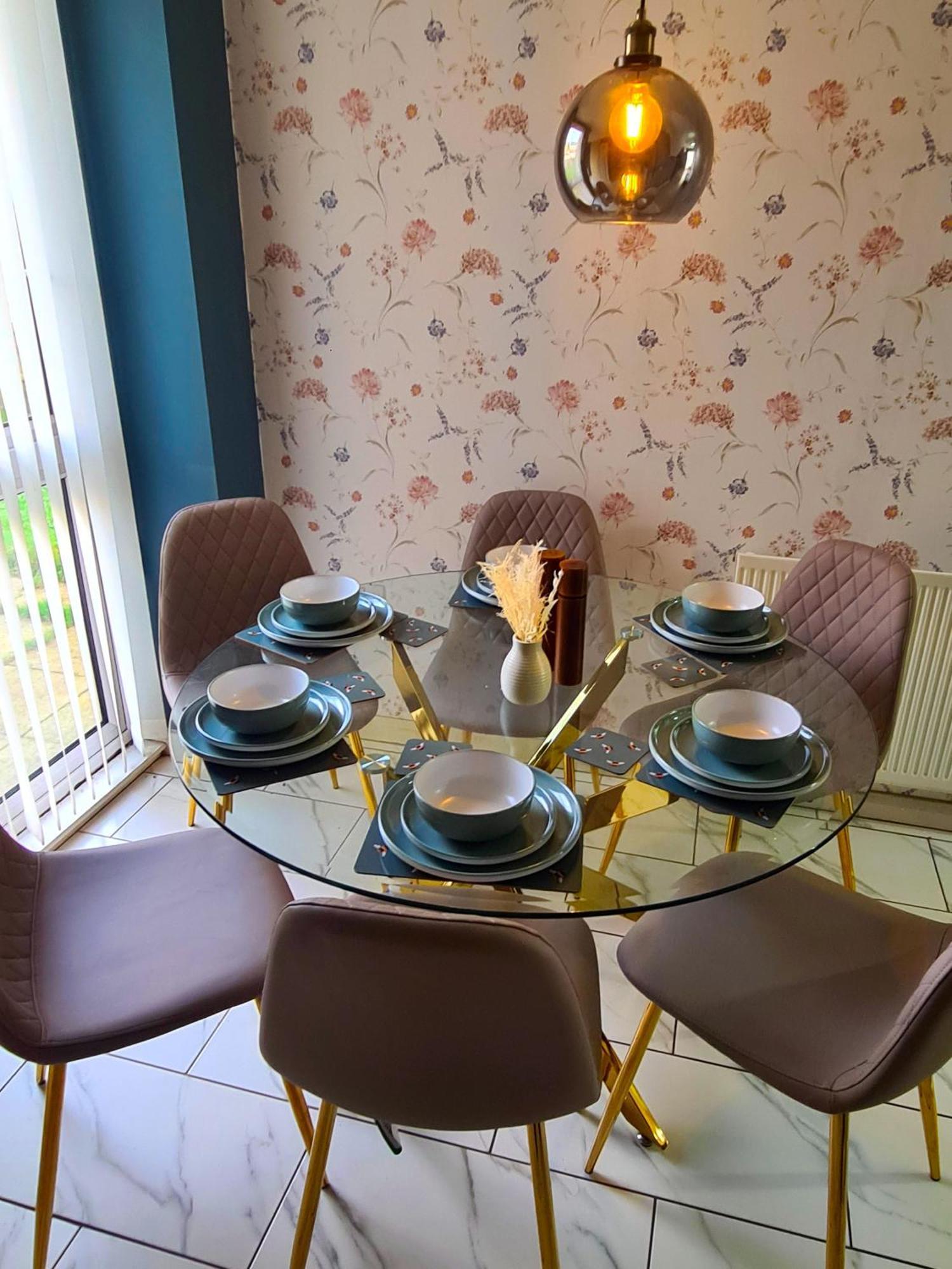 3 Bed House Etihad Stadium, Coop Live Private Parking With Optional Hot Tub Holiday home Manchester