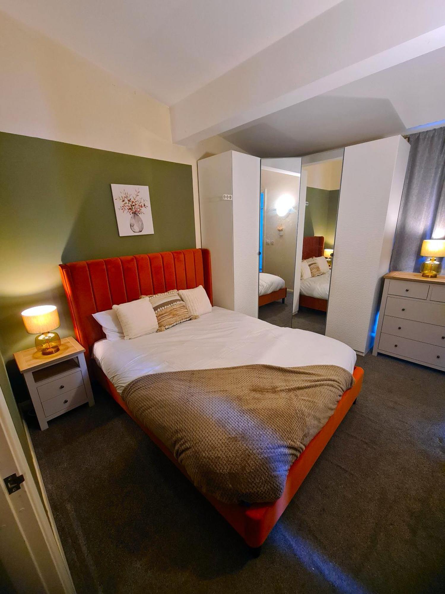 3 Bed House Etihad Stadium, Coop Live Private Parking With Optional Hot Tub *