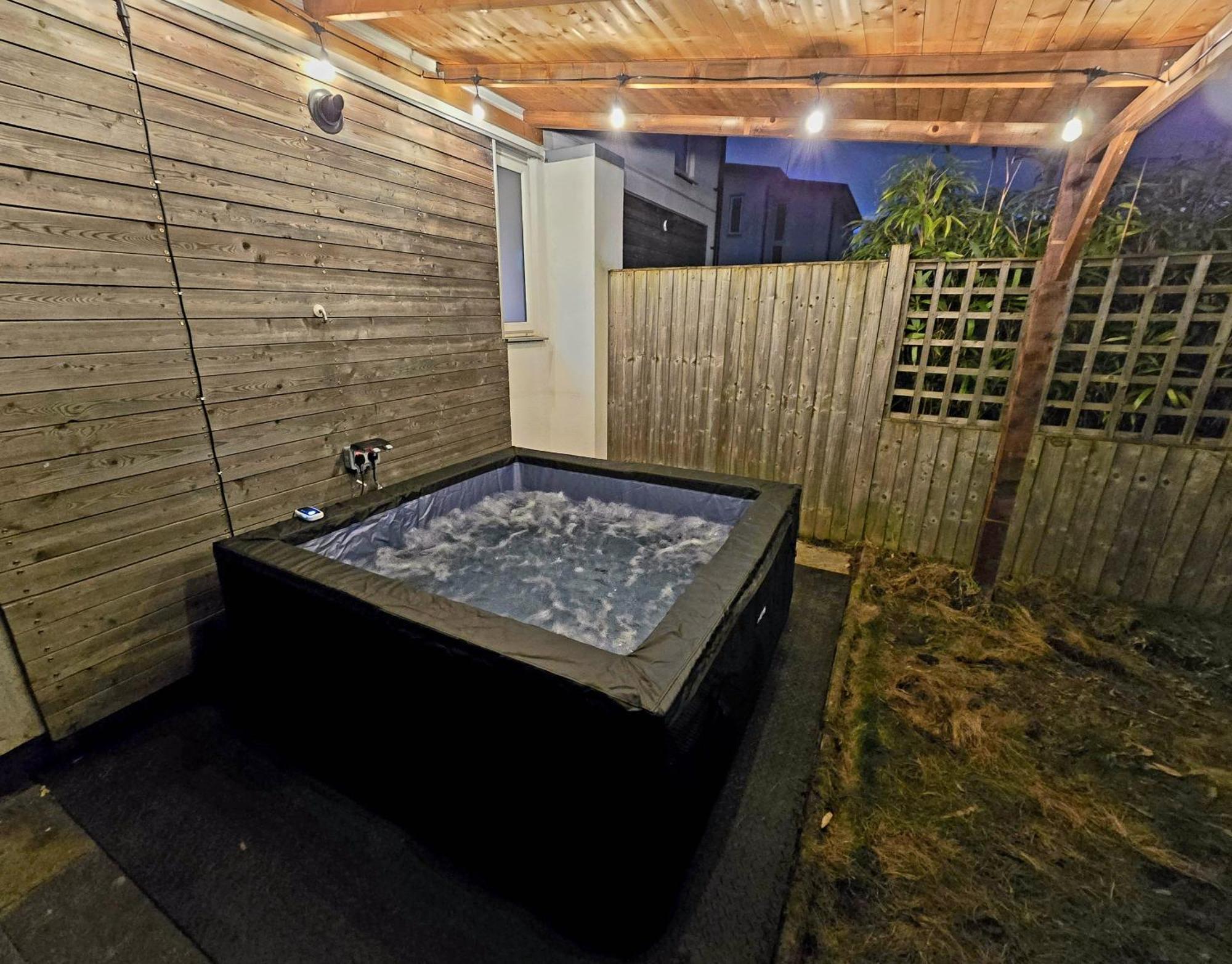 Holiday home 3 Bed House Etihad Stadium, Coop Live Private Parking With Optional Hot Tub