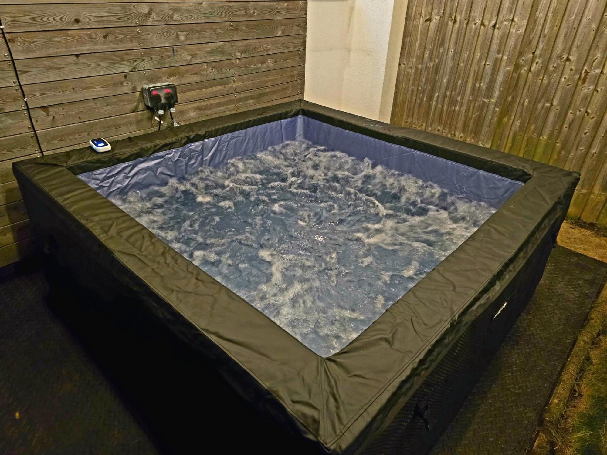 3 Bed House Etihad Stadium, Coop Live Private Parking With Optional Hot Tub Holiday home *